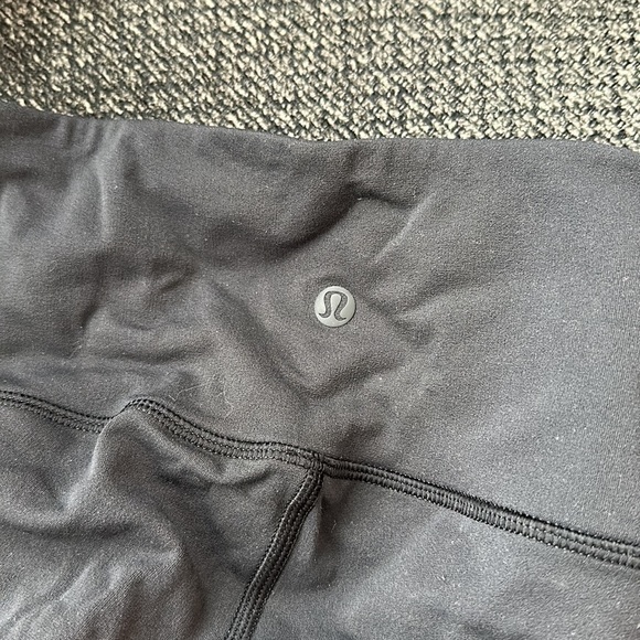 Size 2 Lululemon cropped leggings black - Picture 3 of 4
